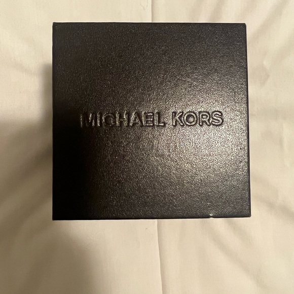 Discontinue Micheal Kors watch - Picture 6 of 6